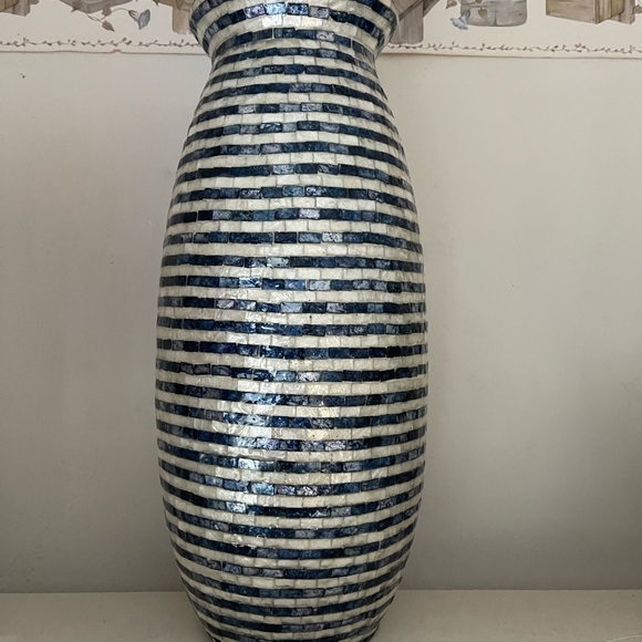 Seashell Vase - Picture 1 of 3
